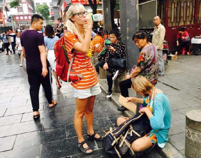 外国人来中国乞讨，真的懂规矩，看到城管就扮成游客