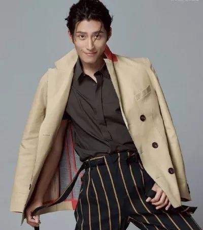 窦骁深夜与何超莲拥吻恋情曝光,双方大胆承认