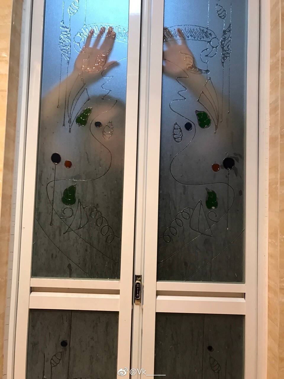 你和恐怖大片之间只差了一块毛玻璃