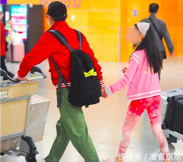 飞机场女孩是什么意思 t01b7c558431527d227.jpg