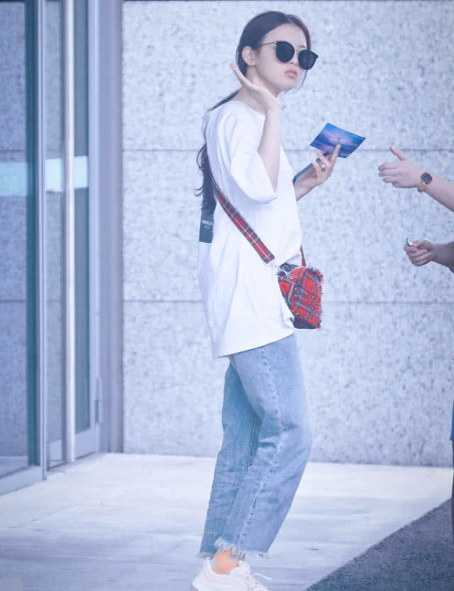 杨超越穿了件白色运动衫,一吸气好尴尬,肚子鼓