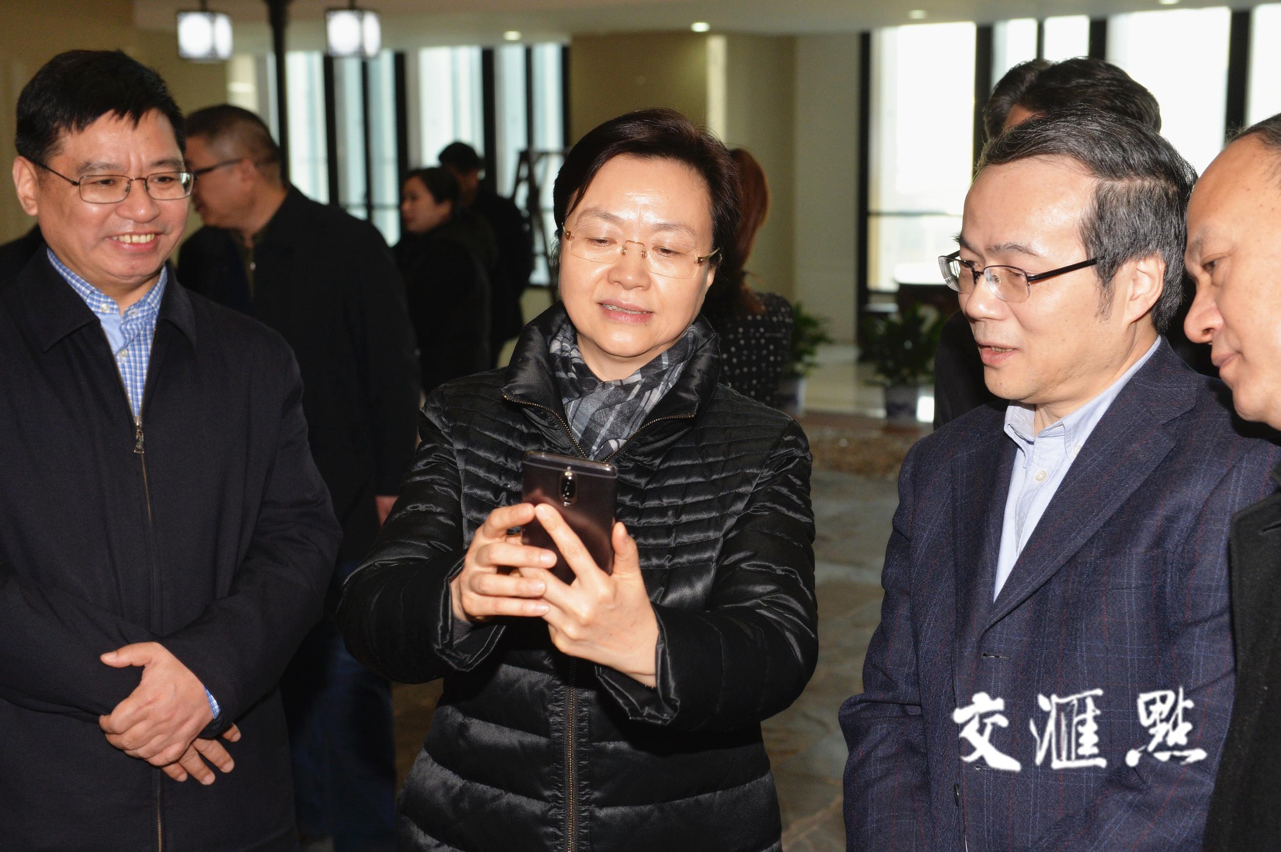 王燕文到新华报业传媒集团慰问新闻工作者:在\"服务提升年\"里