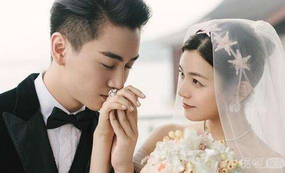 说高云翔有桃花劫，黄晓明有财务危机，这位女神婆什么来历？