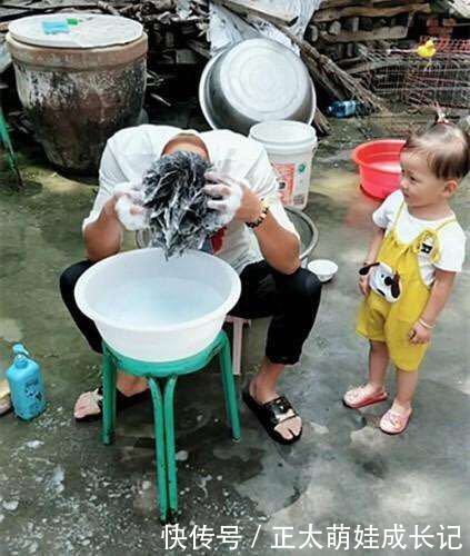 爸爸在洗头,三岁女儿拿掉爸爸的凳子,接下来让