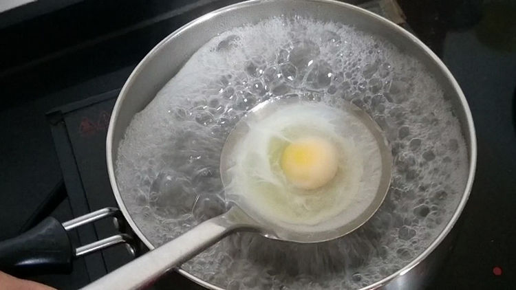 水煮荷包蛋容易散?水里丢点它，个个都是又嫩又圆不散花!