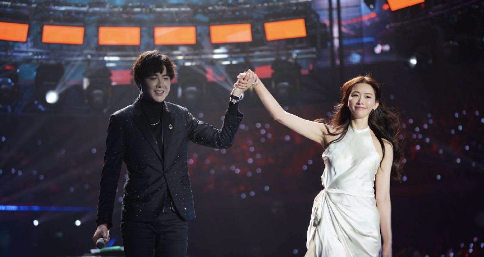 冯提莫微博晒照,假装拍大片既视感,需要加点雪