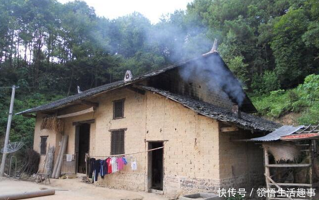 儿十年不归,儿媳改嫁同村人,母从衣柜翻出信纸,才知儿早已离开