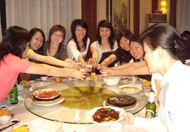 女生举行毕业聚餐,视频多说了一句话,让想买单同学操舵图片