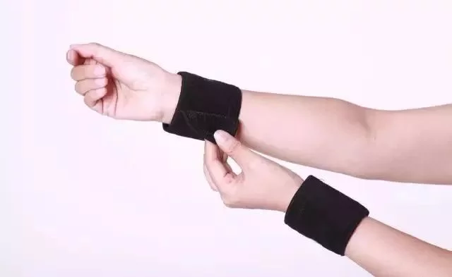 健身护腕关节套的作用(如何正确佩戴护腕关节套)