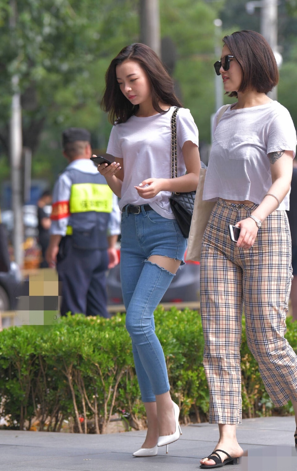 街拍:小缝隙紧身牛仔裤开个姐姐,是为了散热还av的情趣内衣哪些有图片