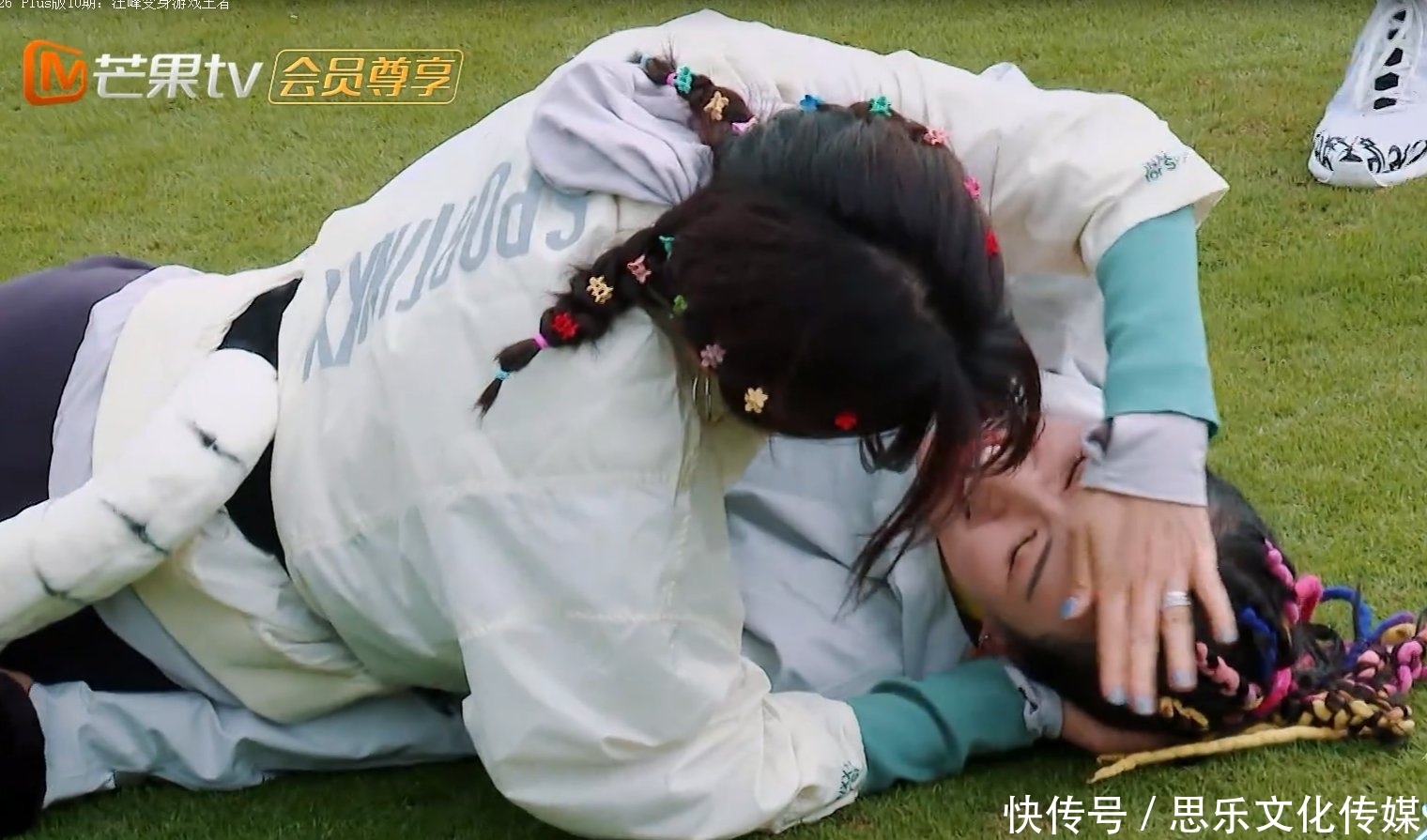 章子怡包文婧玩游戏摔倒,谁注意汪峰下意识的