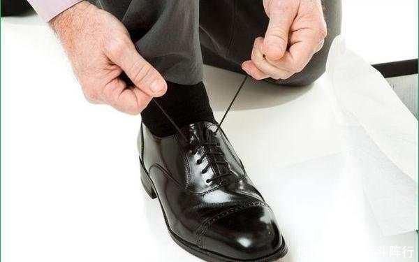 皮鞋脏了还用鞋油擦?试试用用它,比刚买回来还