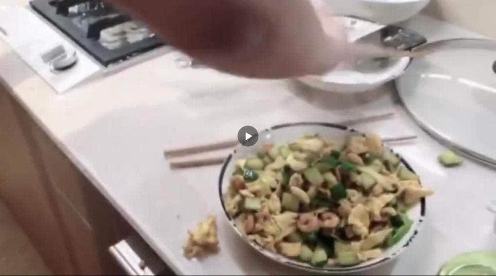 关晓彤时隔一年再晒下厨照，贤妻良母范十足的她被赞有教养又朴实