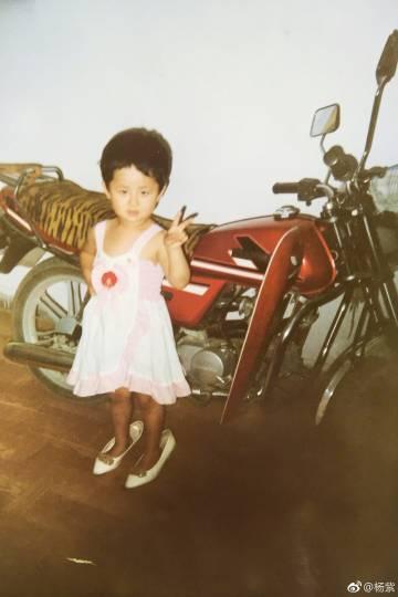 杨紫晒小时候穿妈妈高跟鞋照片,却遭到网友吐