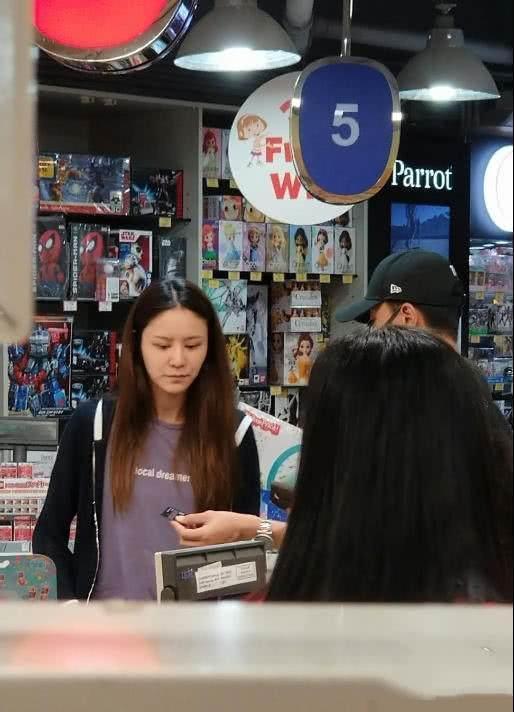 林峯懒理前女友吴千语公开新恋爱, 与女友逛街一路有说有笑很幸福