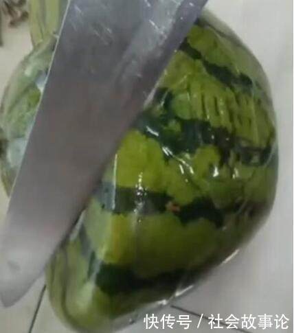 男子在街边发现一个奇怪西瓜，好奇买回家打开，谁知打开后傻眼了