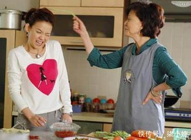 去婆家拜年婆婆给女儿一千红包,走时她偷给弟媳个袋子,我离婚了