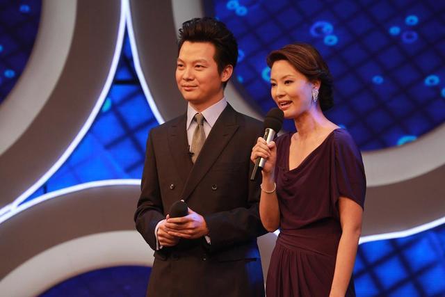 央视狗年春晚站C位的任鲁豫,老婆背景这么强大