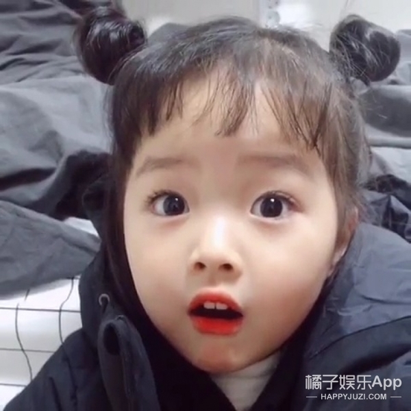 还有微博上很火的裴佳欣小美女真的是太太太美啦!鱼骨麻花辫在我身上怎么就是乡野村妇,到了人家脸上怎么会这么好看呢? 说实话这种半丸子头橘子君学很久了一直就没学会...看见佳欣决定重新开始学起来! 丸子头加上卷卷的刘海儿活脱脱一个欧美小女神嘛! 大波浪双马尾涂上橙色的口红活力一百分没错了! 橘子君独家福利!关注橘子娱乐 微 信 公 众 号 :(juziyule),快关注起来吧! 随意简单的马尾辫加上玫红色的口红也是名媛范儿十足了!