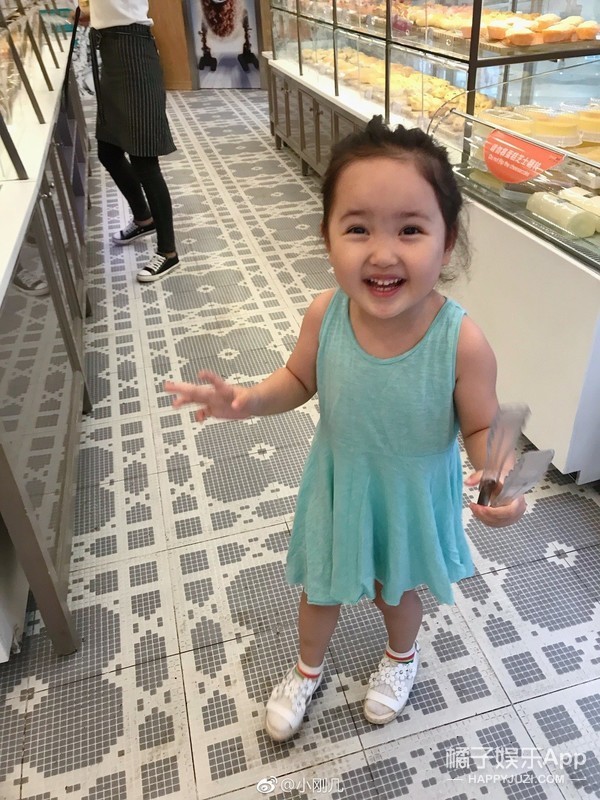 还有这位小姑娘,这个扎着双马尾辫一脸迷茫的小女孩,你们一定很熟吧▼