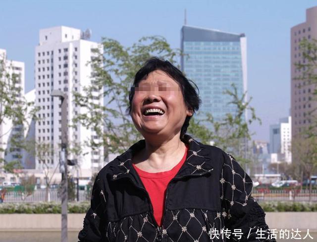 儿子带女朋友回家,听到女方要彩礼钱,母亲偷偷