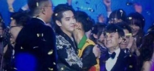 吴亦凡黄子韬罕见同框,两人拥抱冰释前嫌,画面