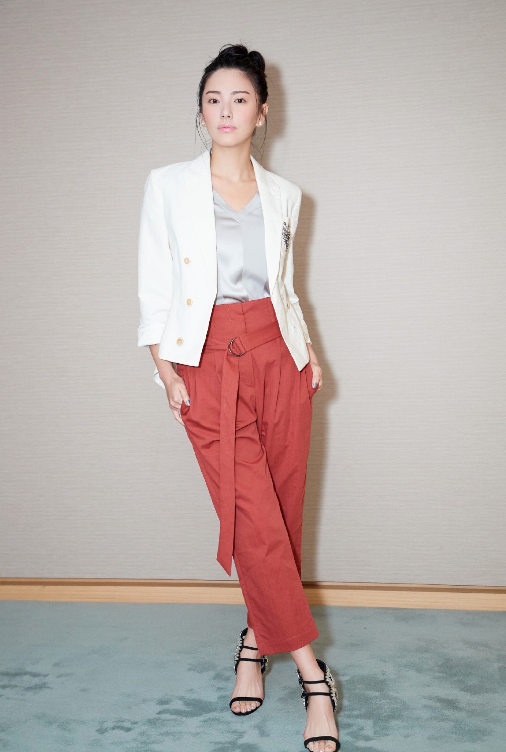 张雨绮上围傲人,西装扣子都要崩开,分分钟就能