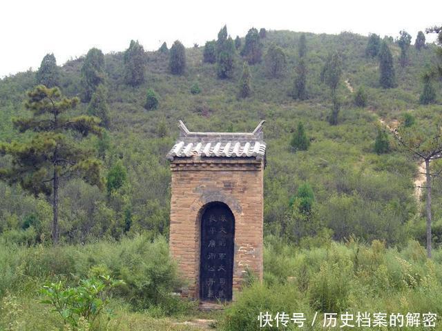 卫青与霍去病墓地仅有一墙之隔,一个鲜花常驻,一个却遍地垃圾!