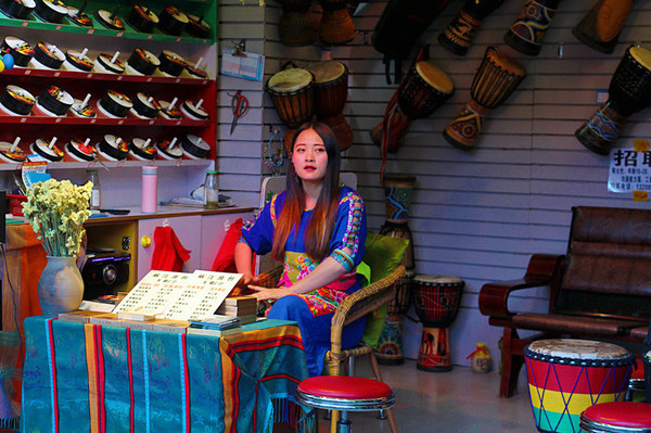 丽江只需要一个黄昏,看海棠花如何从身边飘落