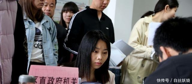 公务员考试总成绩第一, 没被录取, 只因第二名更