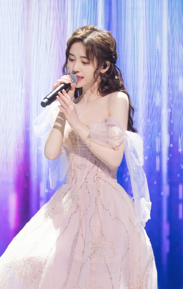 这回我相信鞠婧祎只有76斤了,裙子丝带绑得这么紧,还能往下掉插图(3) 这回我相信鞠婧祎只有76斤了,裙子丝带绑得这么紧,还能往下掉插图(3)