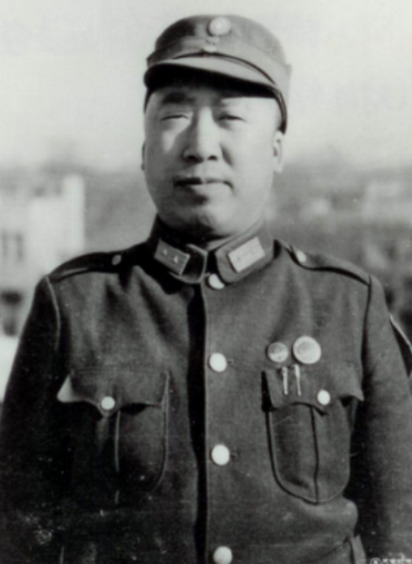 他资历堪比十大元帅,地位仅次于毛主席朱德,却没授任何军衔