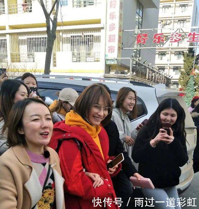 吴昕上次在《我家那闺女中》痛哭后首现身母校