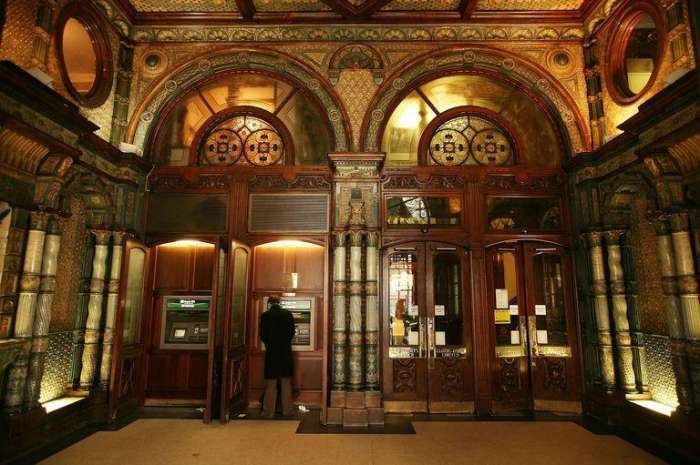 专属英国女王的9个王室特权:出国不用护照、永