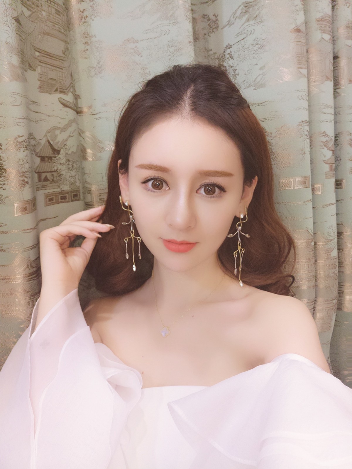 性感美背,花椒直播第一歌剧女神