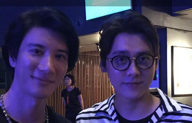 感情真好!参加王力宏生日会,章子怡全程手都舍