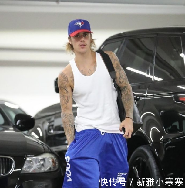 订婚后贾斯汀比伯现街头!头发长到能扎小揪揪