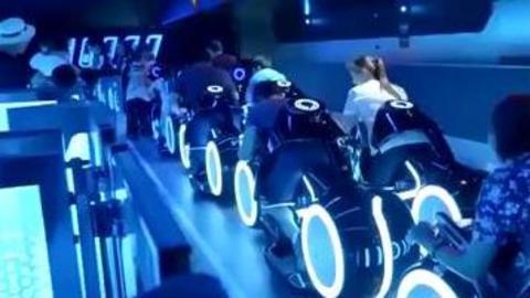 来感受下迪士尼的创极速光轮，全程酷炫-360视频