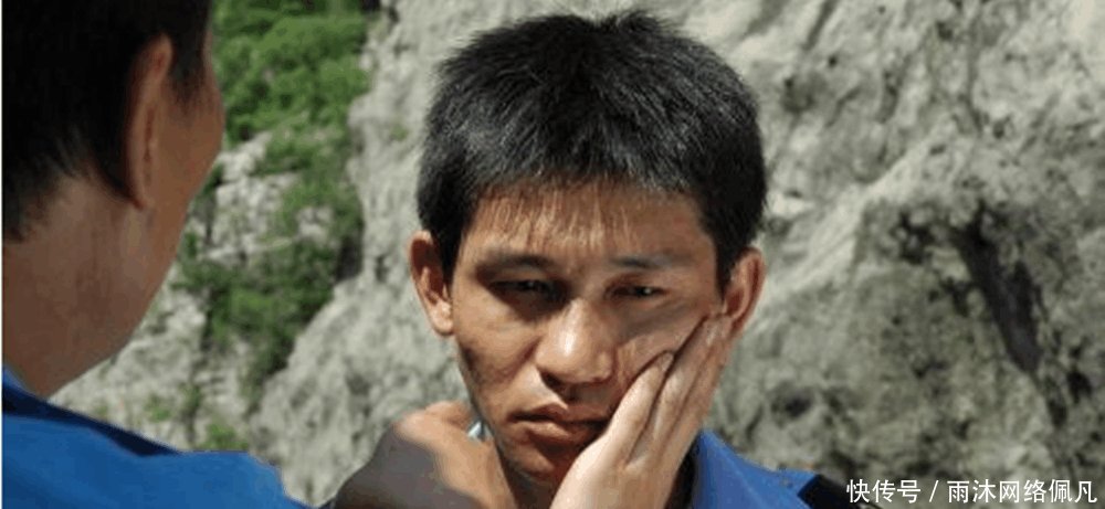 父母劝他去考公务员, 他却选择了当演员, 如今出