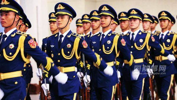 三军仪仗队中,白色军装是海军?还是空军_360