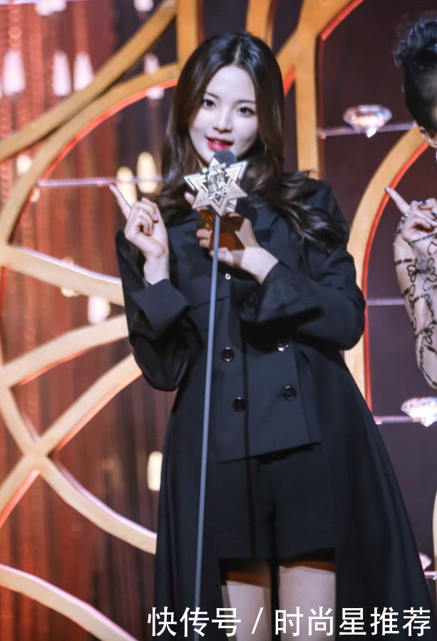 杨超越现身机场,白色上衣配破洞裤潮范十足,这