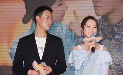 杨紫和秦俊杰真分手了！疑似被绿？男方和某小花摸脸，吃饭，玩暧昧？