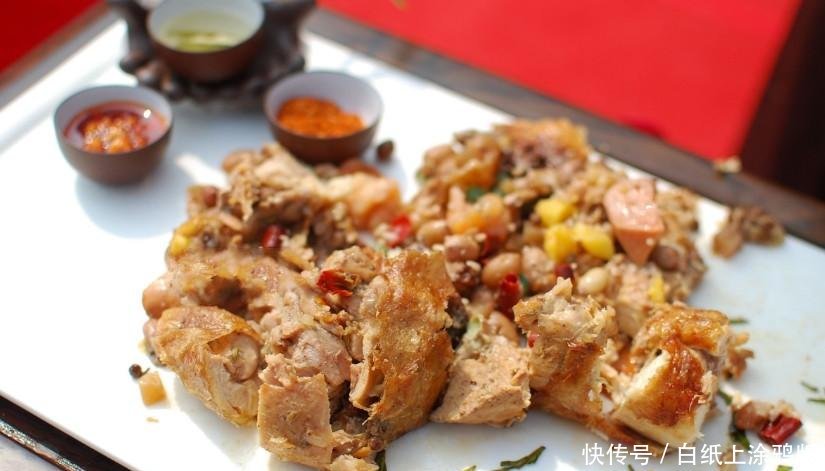 炸鸡在美食节上卖大叔,98元一只,切开后鸡肚子有慧美食哪里亚北京图片