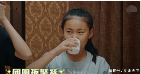 变形计:城市爸妈带农村女孩吃火锅,谁注意西瓜