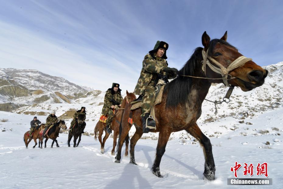 新疆边防官兵与群众护边员不畏严寒"踏雪巡边"