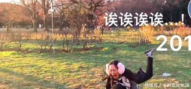 汪峰一家跨年,小苹果背章子怡摔倒在地,母女感情好