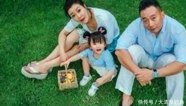 央视主持人45岁王小骞全家福曝光,4岁女儿可爱