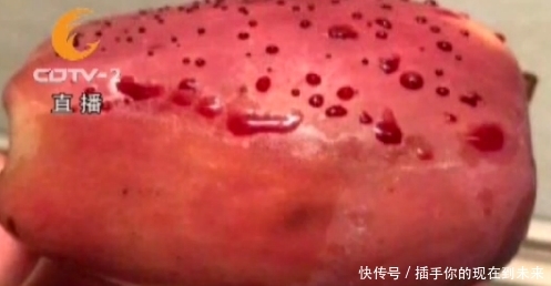 女子将苹果放在水里烫后,渗出点点滴滴的红色血珠,这还能吃吗? 线上百家乐