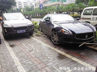 孩子不小心碰到豪车，车主她索赔五万，孩子父亲来了车主连忙道歉