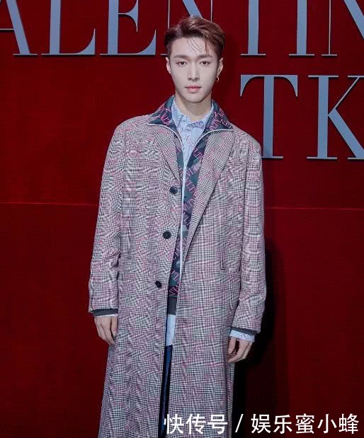 张艺兴帅气现身,裤子怎么连着拖把,准备活动